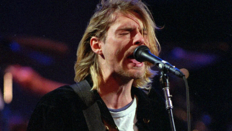 Ein Auktionshaus versteigert eine Lieblingsgitarre des verstorbenen Nivana-Frontmanns Kurt Cobain (Foto: Robert Sorbo/AP 1993)