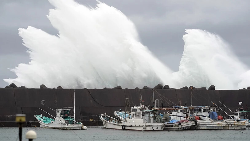 Vorboten des Taifuns "Hagibis": Starke Wellen brechen an Schutzbauten im japanischen Meereshafen von Kiho.