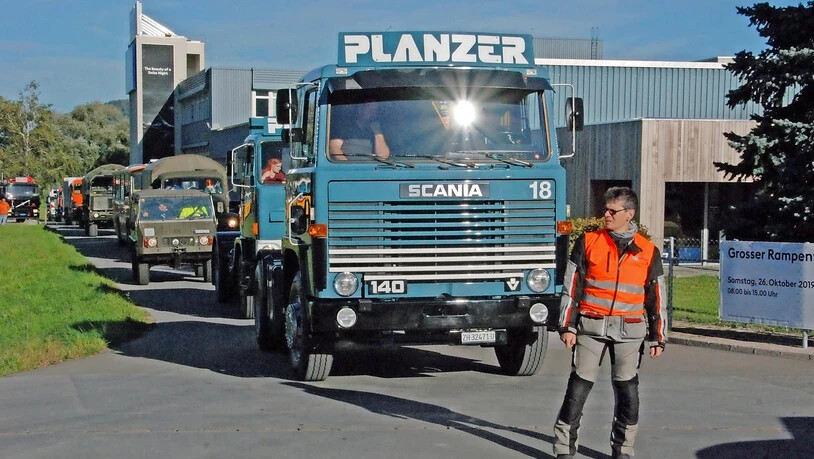 Folgsame Gefährten: Organisator Ruedi Schmid dirigiert die Lastwagen auf ihrer Ausfahrt.