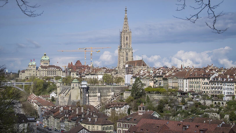 Blick auf die Berner Altstadt Bern und das Münster. Wer hier eine Wohnung kaufen will, muss tief in die Tasche greifen. (Archiv)