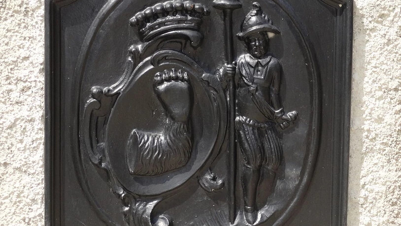 Das Wappen der Planta, links mit der Bärentatze.