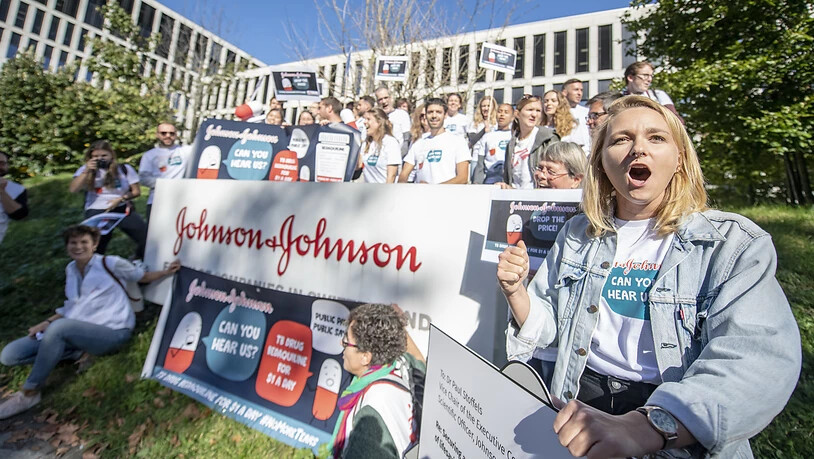 Demonstranten bei einer Kundgebung vor dem Campus Switzerland des Konzerns Johnson & Johnson J&J in Zug. Der Konzern soll laut der NGO Ärzte ohne Grenzen den Preis für das Medikament Bedaquilin auf 1 Dollar pro Patient und Tag senken.