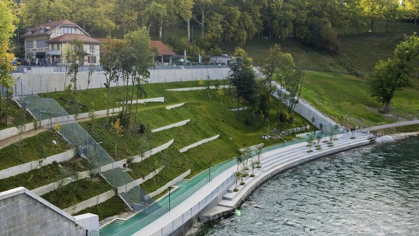 Der Bärenpark bei seiner Eröffnung 2009 in Bern. Er soll nun - wie ursprünglich geplant - weiter nach hinten reichen. (Archivbild)
