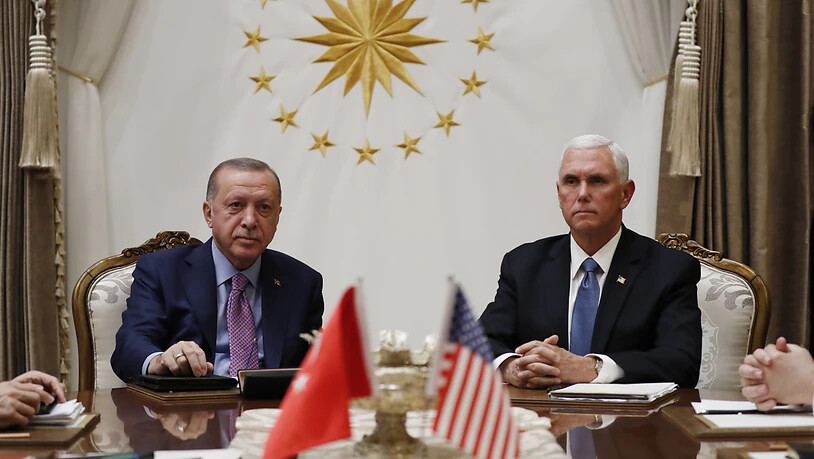 US-Vize-Präsident Mike Pence hat sich nach eigenen Angaben mit dem türkischen Präsidenten Recep Tayyip Erdogan auf eine Waffenruhe für den Nordosten Syriens verständigt.