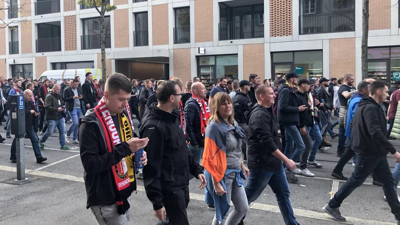 Feyenoord-Fans ziehen durchs Berner Breitenrainquartier, eine Wohngegend.