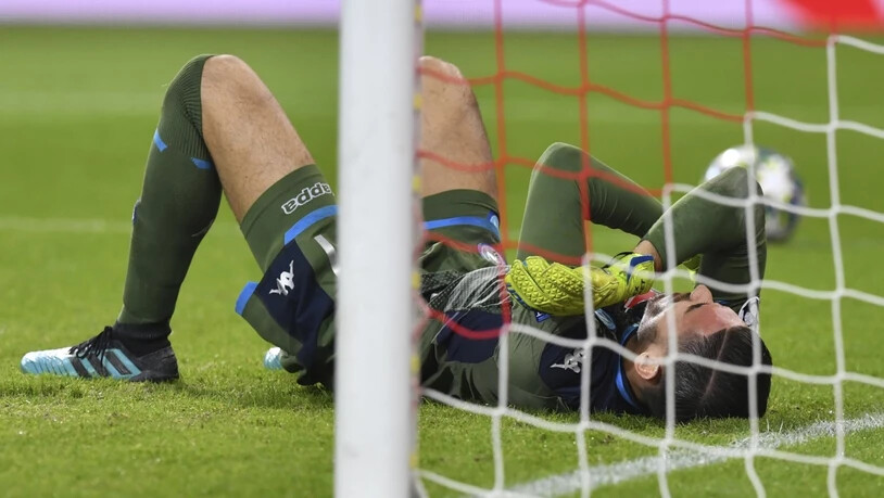 Cican Stankovic am Boden: Der Salzburger Goalie verletzt sich hier im Match gegen Napoli