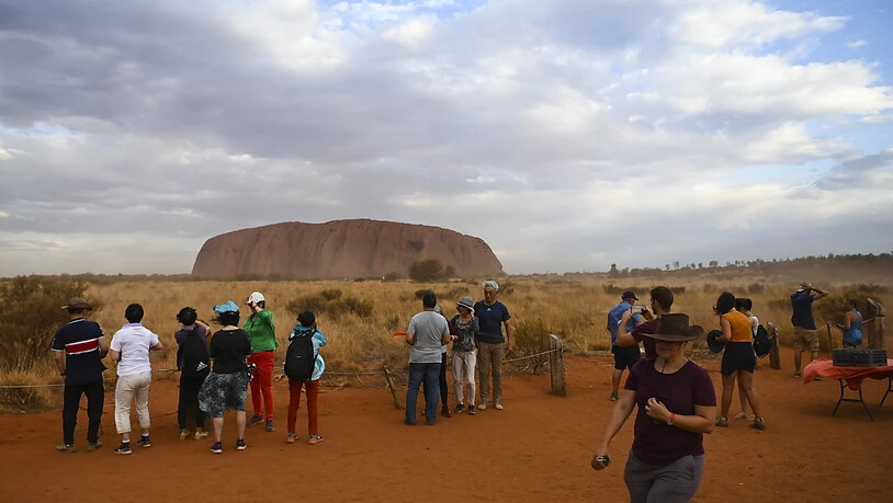Der Uluru, Australiens bekanntester Berg, ist nun für Touristen gesperrt. Archivbild)