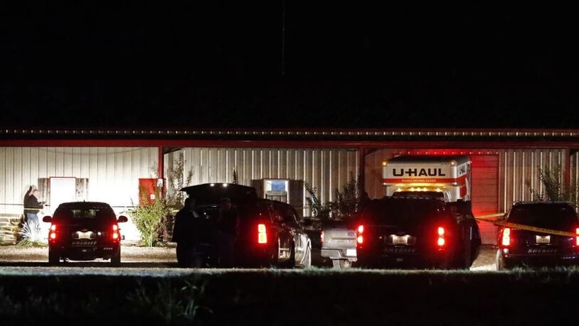 Die Szene ausserhalb des Veranstaltungsortes in Greenville, Texas, nach der Schiesserei, bei der mindestens zwei Personen ums Leben kamen.