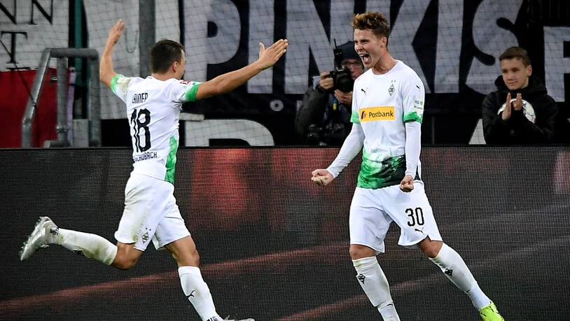 Nico Elvedi (rechts) bejubelt sein Tor zum 3:1 gegen Eintracht Frankfurt