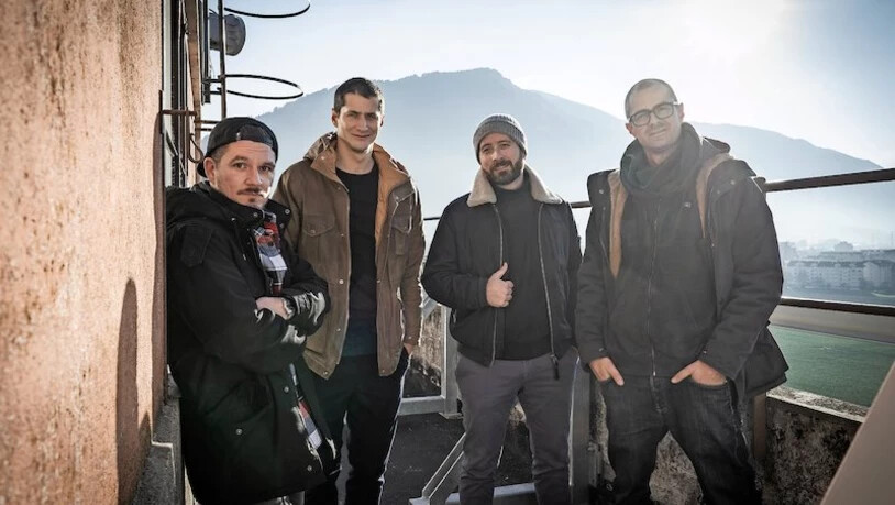 Die Breitbild-Crew: Claudio Candinas, Valerio Priuli, Andri Perl und Thom Businger (von links) posieren auf dem Mühleturm in Chur.