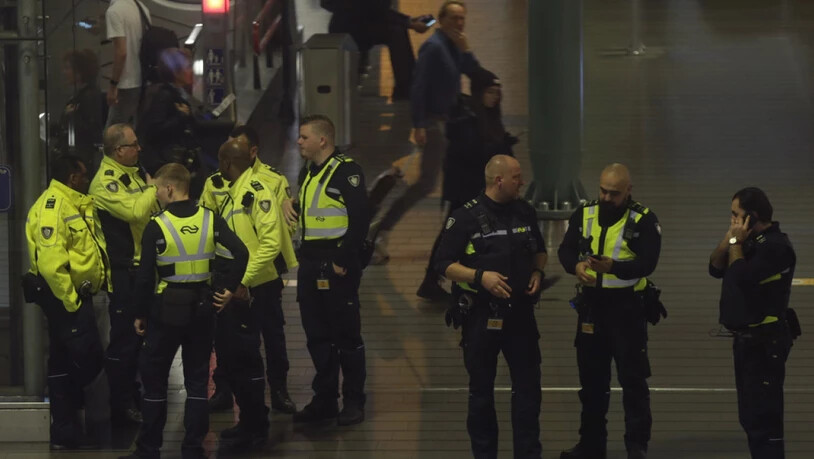 Polizisten am Mittwochabend im Einsatz am Amsterdamer Flughafen Schiphol.