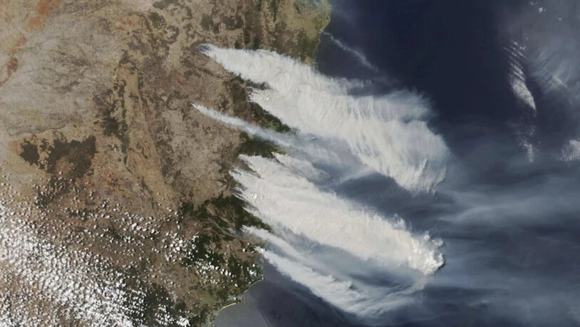 Luftaufnahme von den Buschbränden im Osten Australiens nördlich der australischen Metropole Sydney.
