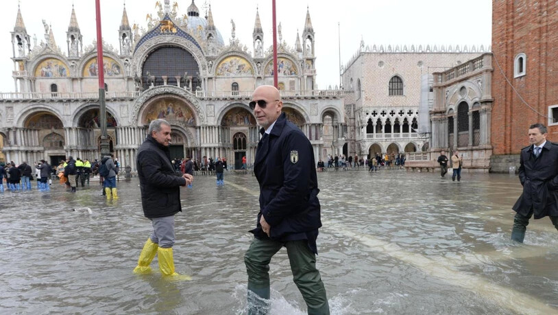 Noch steht die Piazza San Marco in Venedig unter Wasser. Und auch weiterhin können die Einwohner der Lagunenstadt nicht aufatmen - für Samstagabend ist neuer Regen angesagt.
