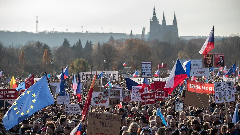 Sehen die Errungenschaften der Samtenen Revolution von 1989 in Gefahr und attackieren Regierungschef Babis als aus ihrer Sicht korrupt und kriminell: die über 200'000 Demonstranten im Letna-Park in Prag.