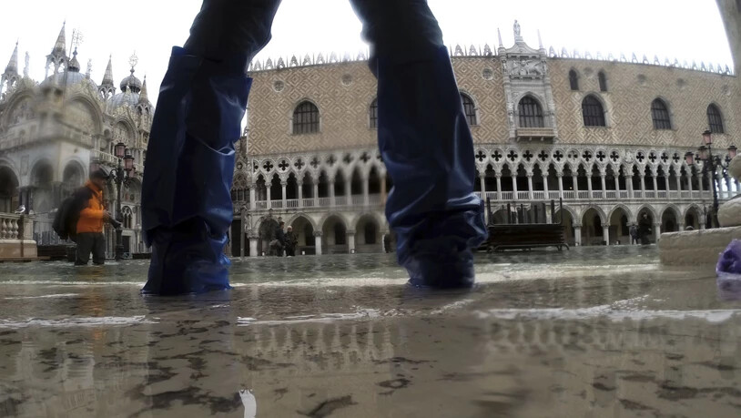 Der Markusplatz in Venedig steht erneut unter Wasser.