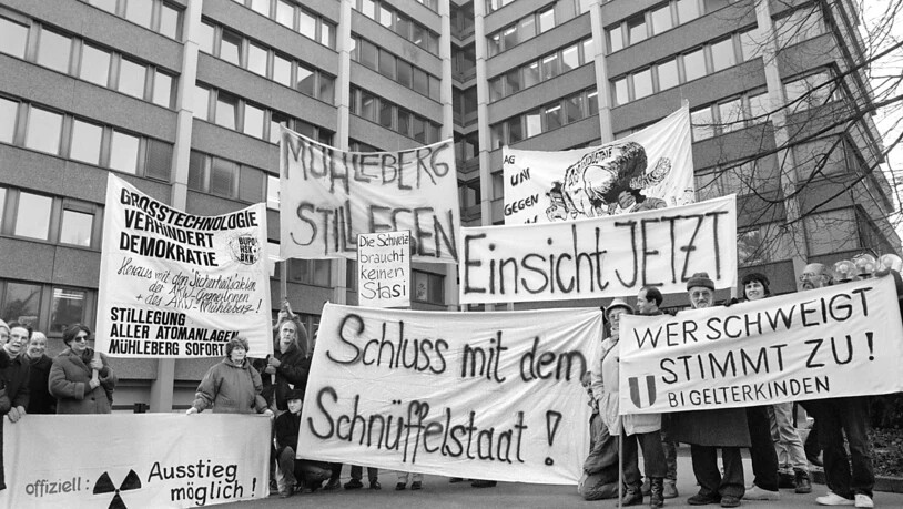 Eine Protestaktion gegen den "Schnüffelstaat" vor den Büros der Bundesanwaltschaft in Bern. Vor 30 Jahren platzte mit der Publikation des Berichts der Parlamentarischen Untersuchungskommission (PUK) die Fichenaffäre. (Archivbild)