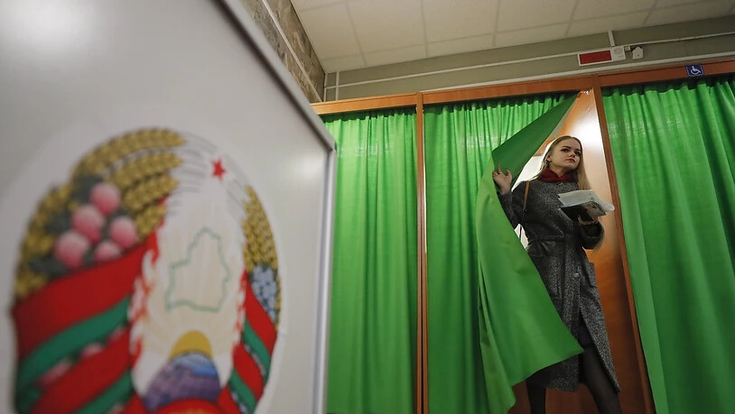 Wahlbeobachter haben bemängelt, dass es in Weissrussland mit gleichgeschalteten Staatsmedien keinen freien Wahlkampf gegeben habe.
