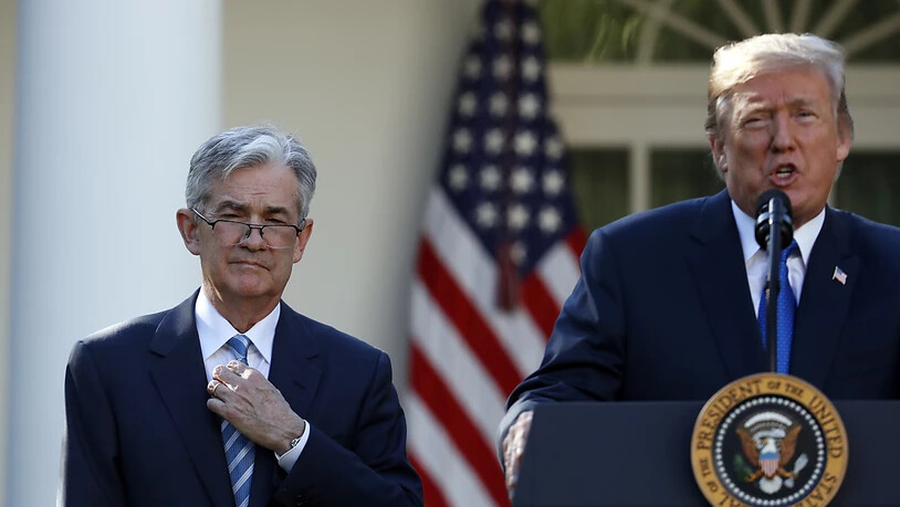 US-Präsident Donald Trump (rechts) hat sich beim Fed-Chef Jerome Powell (links) erneut über die Zinspolitik der US-Notenbank beschwert. (Archivbild)