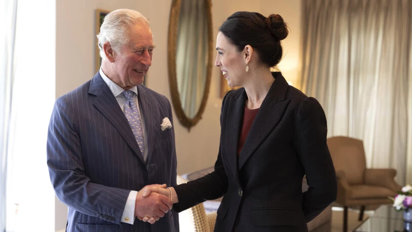 Handshake von Prinz Charles mit der neuseeländischen Premierministerin Jacinda Ardern im Regierungsgebäude in Auckland.
