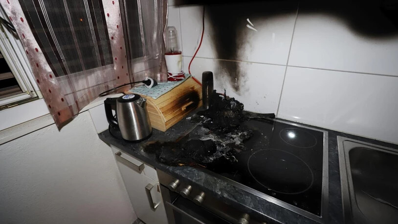 Eine Kaffeemaschine hat Feuer gefangen und Rauchschäden verursacht.