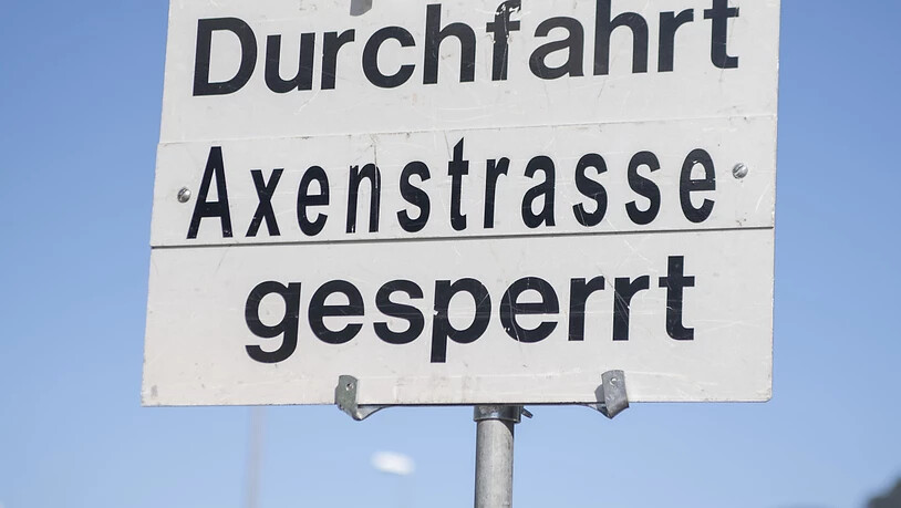 Die Axenstrasse im Kanton Uri war wegen eines Steinschlagalarms vorübergehend gesperrt. (Archivbild)
