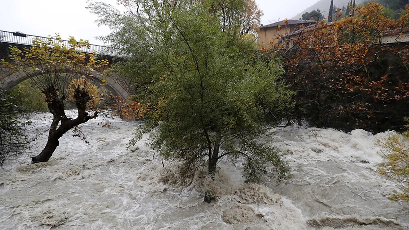 Nach starken Regenfällen führt ein Fluss nahe der Stadt Grasse in Südfrankreich Hochwasser.