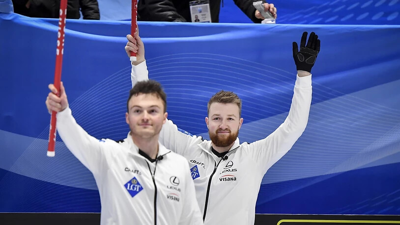 Skip Yannick Schwaller (rechts) und die Nummer 3 Michael Brunner, hier nach dem Halbfinal-Sieg gegen Dänemark