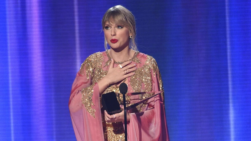 Sie hat Pop-König Michael Jackson überholt: US-Sängerin Taylor Swift gilt bei den American Music Awards als neue Rekordhalterin.