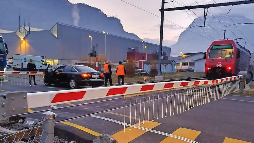 Der Lokführer kann seinen Zug kurz vor der auf dem Bahnübergang stecken gebliebenen Audi-Fahrerin anhalten.