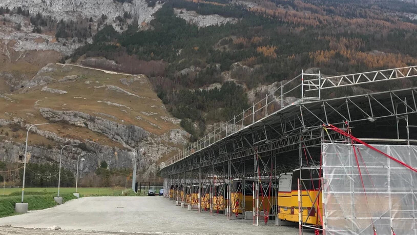Auf dem Areal der Oberen Au in Chur steht über die Wintermonate eine Überdachung für die Postautos.