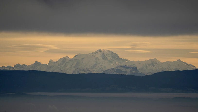 Am Samstag sind bei einem Lawinenniedergang am Mont Blanc mehrere Skifahrer verschüttet worden. Zwei davon starben.