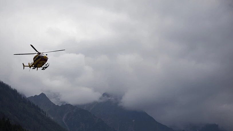 Ein französischer Rettungshelikopter unterwegs in den Alpen bei Chamonix. (Archivbild)