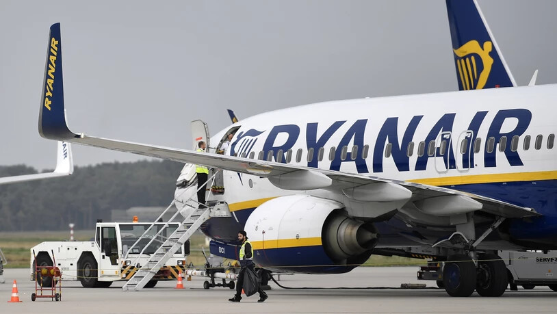 Der irische Billigflieger Ryanair rechnet wegen des Flugverbots für die Boeing-Maschinen vom Typ 737 Max im kommenden Sommer mit weniger Passagieren. Nun werden Standorte dichtgemacht. (Archiv)