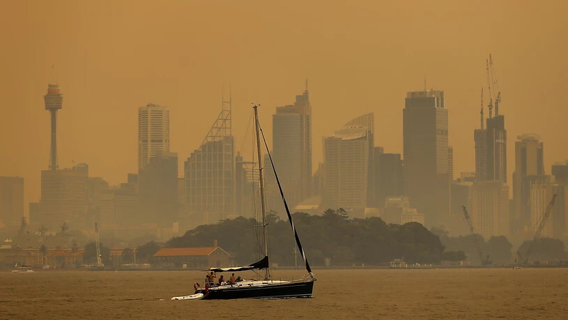 Die Rauchschwaden verdüstern die Sicht auf die Skyline von Sydney und sorgen für eine sehr hohe Schadstoffbelastung. EPA/STEVEN SAPHORE AUSTRALIA AND NEW ZEALAND OUT