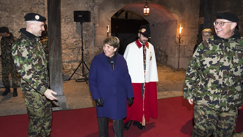 Die Standarte ging vom scheidenden Armeechef Philippe Rebord (rechts) via Verteidigungsministerin Viola Amherd an den neuen Armeechef Thomas Süssli (links).