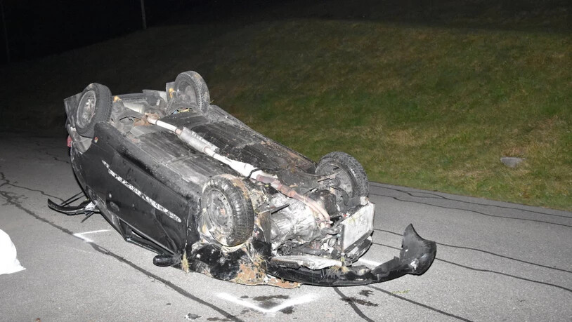 Das Auto landete nach einem spektakulären Selbstunfall in Goldingen SG auf dem Dach.