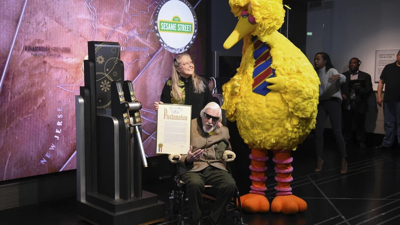 Caroll Spinney spielte Jahrzehnte die "Sesamstrasse"-Figuren Bibo und Oscar. In den ikonischen Rollen des grossen, gelben Vogels Bibo (im Original Big Bird) und des griesgrämigen Oscar aus der Mülltonne arbeitete Spinney ab der ersten Sendung im Jahr…