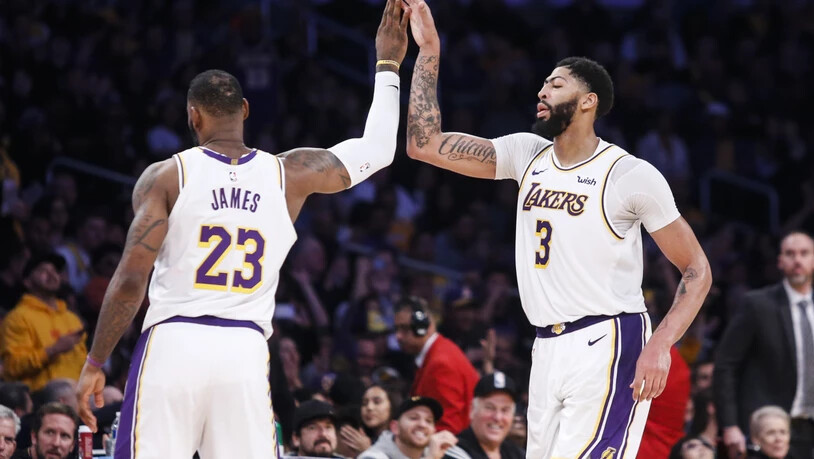 High Five zwischen den Topstars der Los Angeles Lakers: Anthony Davis (rechts) und LeBron James