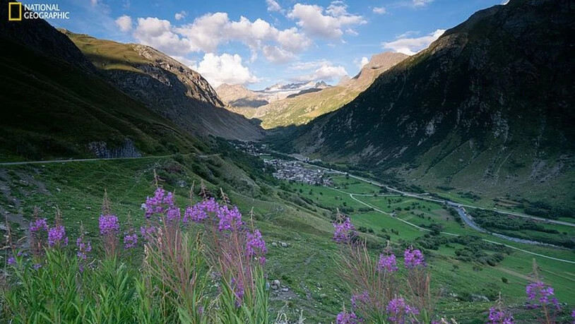 Blick durch ein Gletschertal auf die Bergstadt Val d'Isere in den französischen Alpen. Die Wasserreserven dieses Gebiets gehören laut Studie zu den am stärksten genutzten in Europa.  Erfahren Sie mehr unter natgeo.com/PerpetualPlanet.