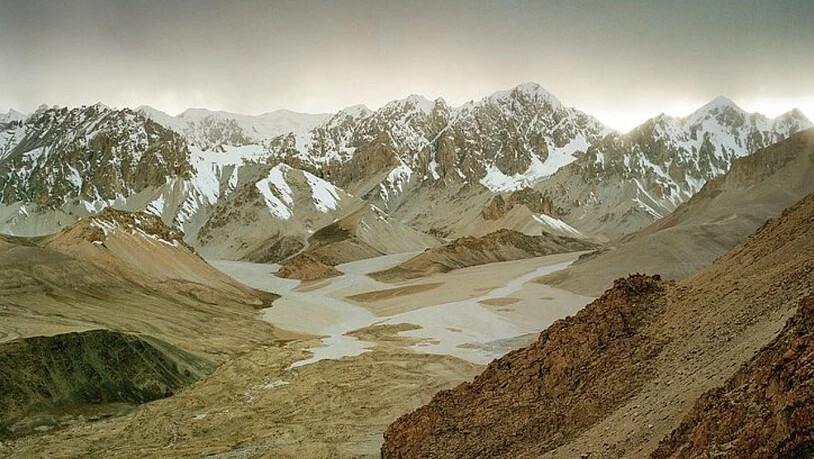 Blick über die Region Shimshal Pamir in Pakistan. Diese Region ist Teil des Indus-Einzugsgebietes, das das am stärksten beanspruchte Gletscherwassersystem der Welt ist. Erfahren Sie mehr unter natgeo.com/PerpetualPlanet.