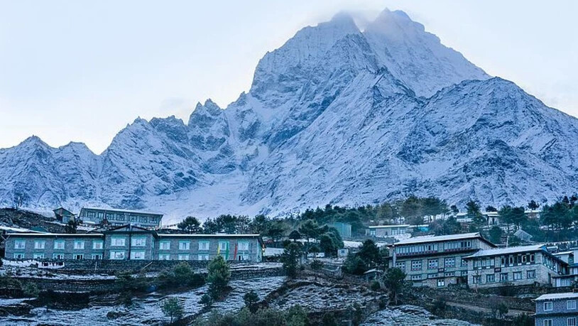 Das Dorf Khumjung, Nepal, unter Khumbu Yui Lha, einem der hohen Berge des östlichen Himalaya im Einzugsgebiet Ganges-Bramaputra. Laut Studie sind die Wasserreserven dieses Gebiets durch den Klimawandel unter Druck. Erfahren Sie mehr unter natgeo.com…