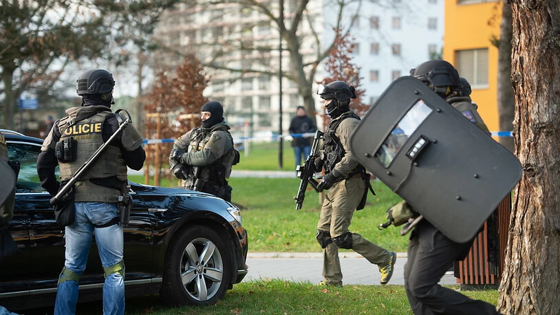 Sicherheitskräfte riegeln das Krankenhaus in Ostrava ab auf der Suche nach dem Schützen.
