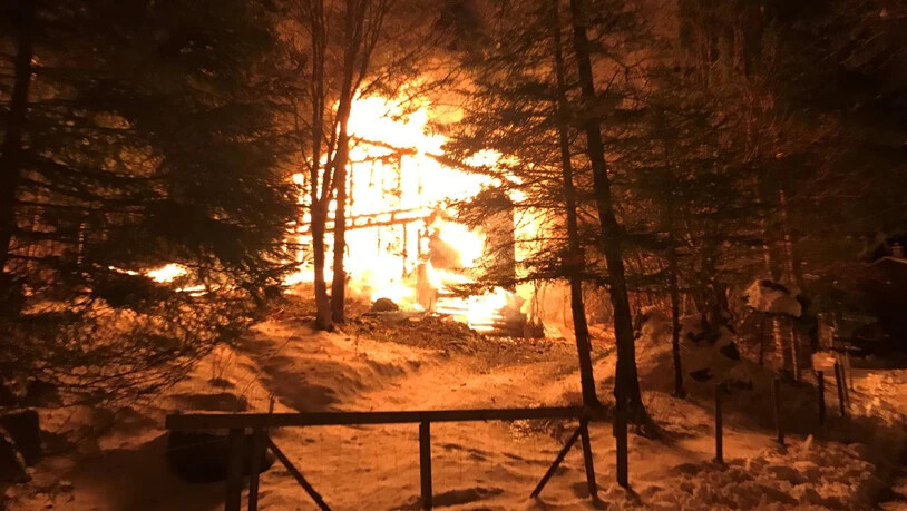 Das Ferienhaus stand komplett in Flammen, der Brand konnte aber rasch gelöscht werden. 