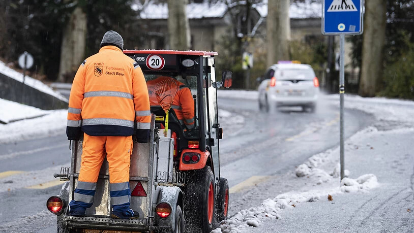 Mitarbeiter vom Tiefbauamt der Stadt Bern unterwegs im Schneematsch am Freitagmorgen.