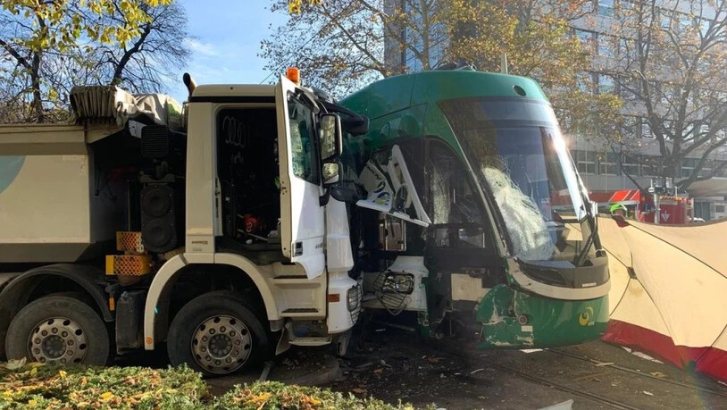 Kollision zwischen einem Lastwagen und einem Basler Tram am 22. November 2019. Letztes Jahr (2018) gab es deutlich mehr Unfälle im öffentlichen Strassenverkehr als in den Jahren davor. (Symbolbild)