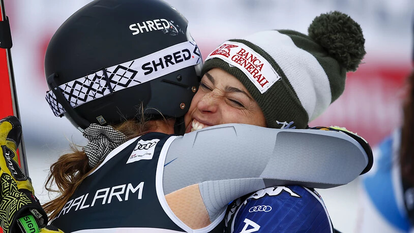 Die zweitklassierte Norwegerin Mina Holtmann (links) umarmt Siegerin Federica Brignone aus Italien