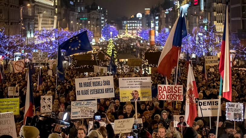 Tausende sind am Dienstagabend erneut in Tschechien auf die Strasse gegangen, um gegen den tschechischen Regierungschefs Andrej Babis zu protestieren.