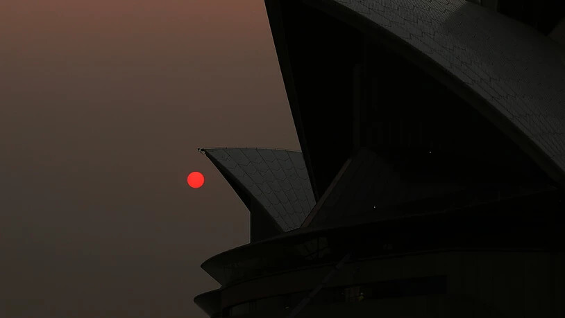 Rauch in der Metropole Sydney färbt die Sonne tagsüber rot. Im Bild: Das Opera House. (Archivbild)
