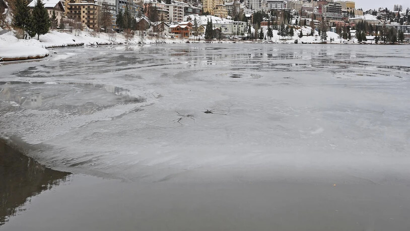 Das Eis auf dem St. Moritzer See hat aktuell einen schweren Stand.