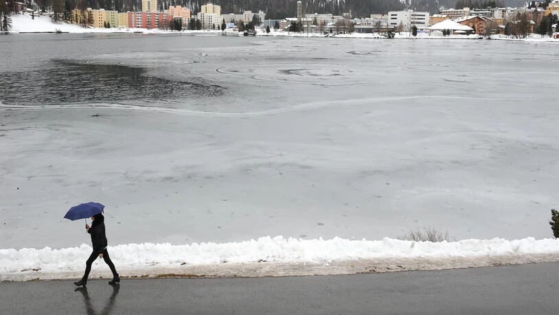 Das Eis auf dem St. Moritzer See hat aktuell einen schweren Stand.
